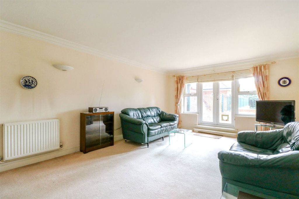 3 bed flat for saleThe Ridgeway, Enfield, Middlesex EN2 photo 5