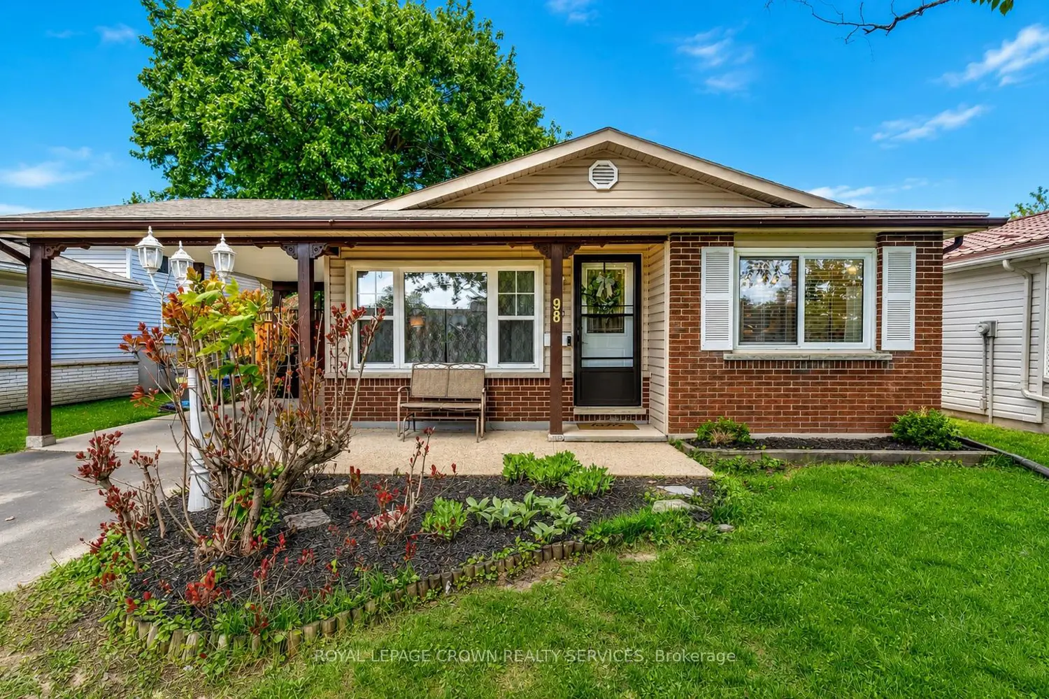 98 Belwood Crescent photo 2