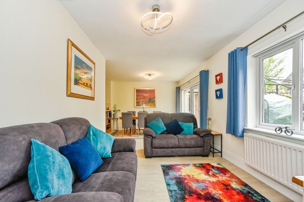 4 bed detached house for saleBluebell Walk, Devizes SN10 photo 5