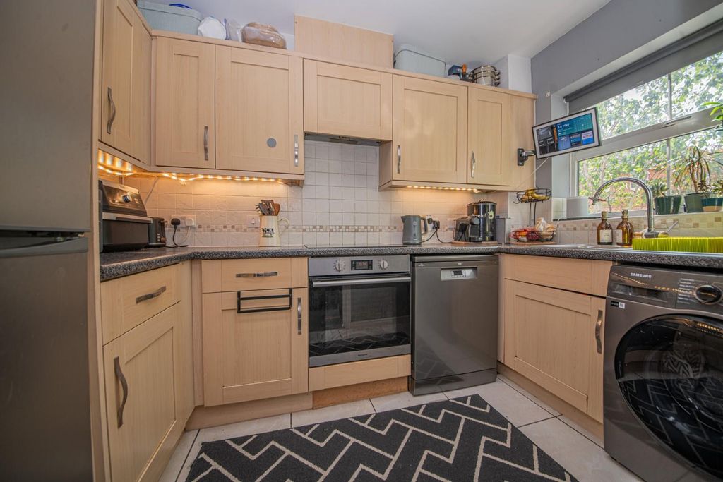 Additional image 4 of 2 bed flat for saleDrum Road, Eastleigh SO50