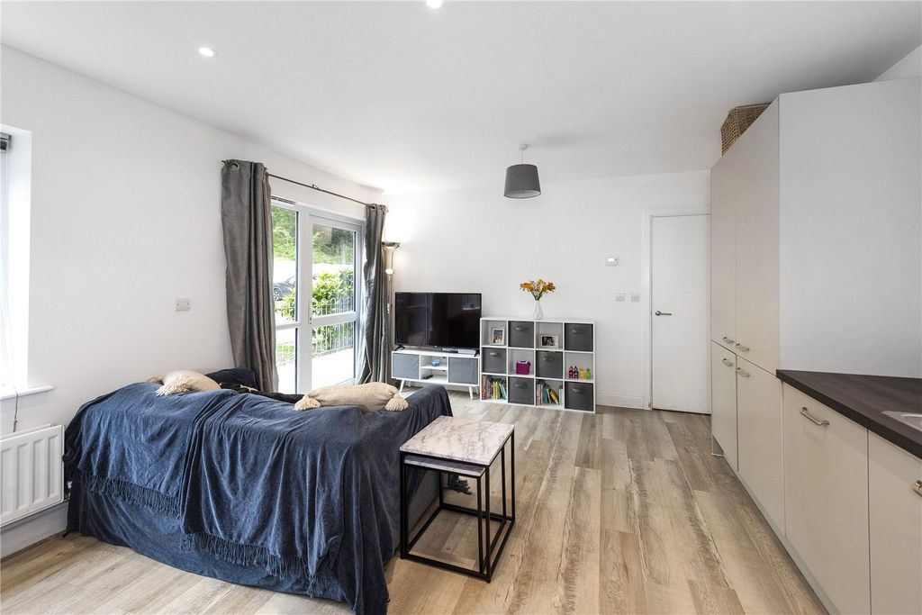 2 bed flat for saleLitho House, Caxton Close, Edenbridge TN8 photo 5