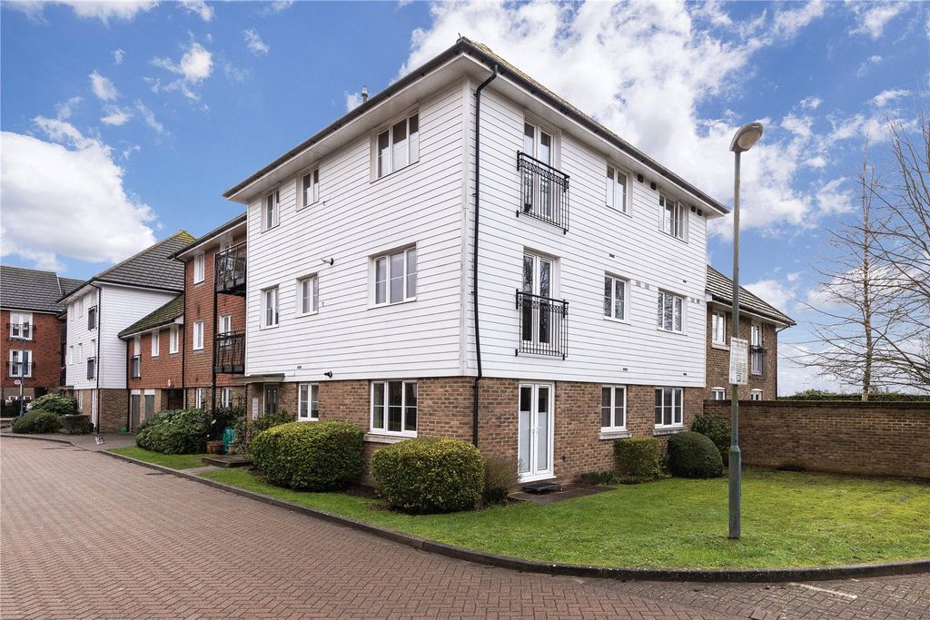2 bed flat for saleAlbion Way, Edenbridge, Kent TN8