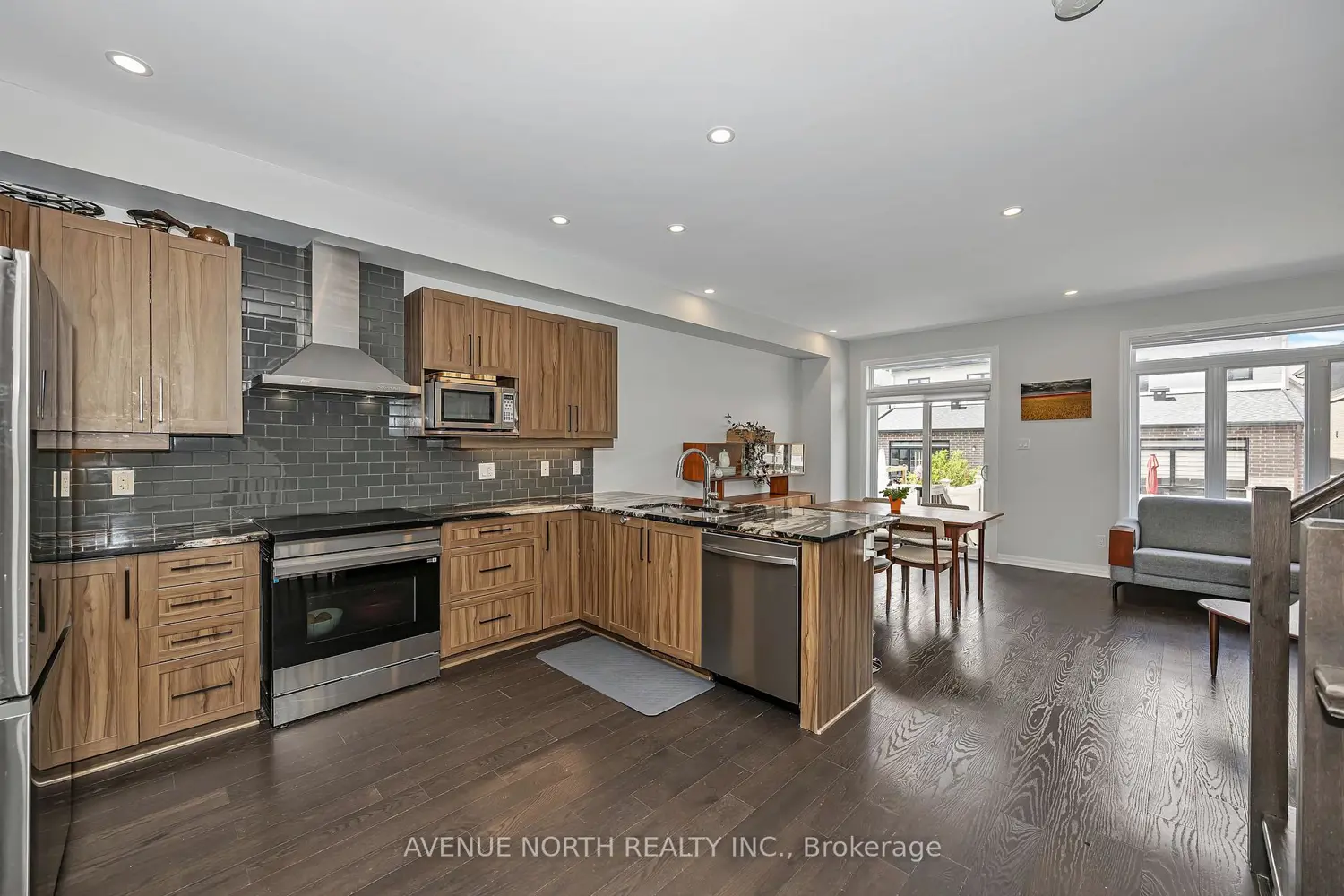 323 Lysander Place photo 2