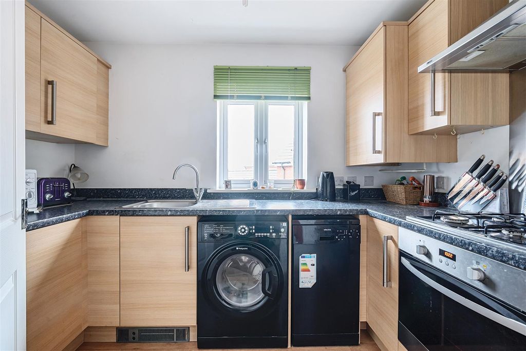 2 bed flat for salePalmer Road, Devizes SN10 photo 3