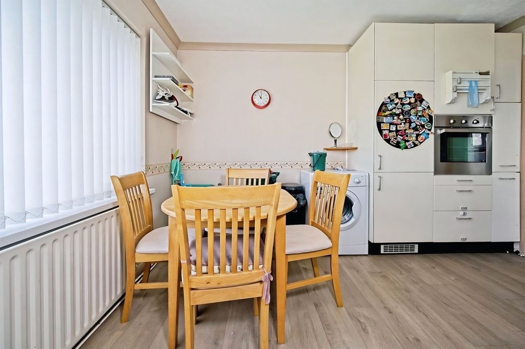 Additional image 4 of 2 bed flat for salePenlan Rise, Llandough, Penarth CF64