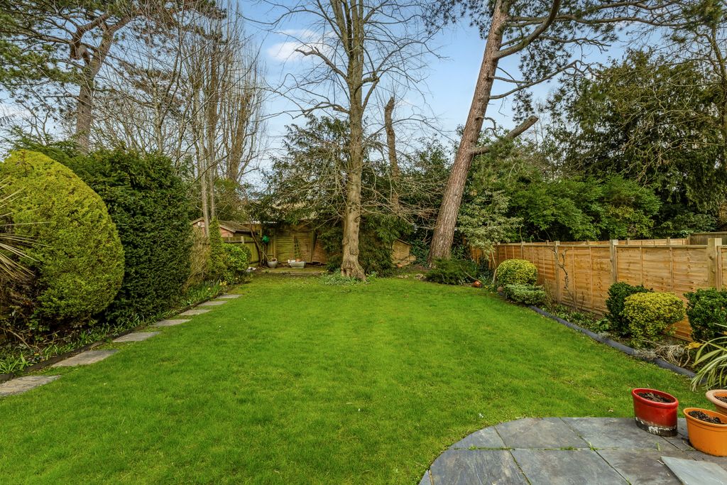 5 bed detached house for saleLake View, Edgware HA8 photo 3