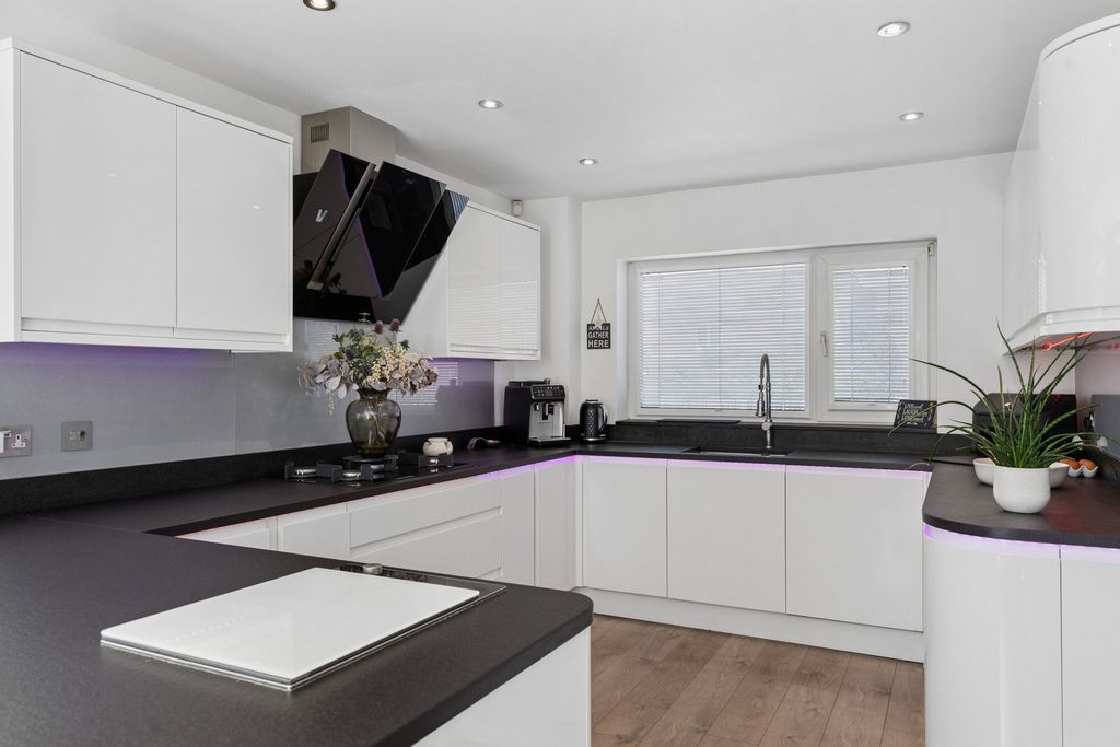Additional image 9 of 5 bed detached house for saleCoombe Drive, Dunstable LU6