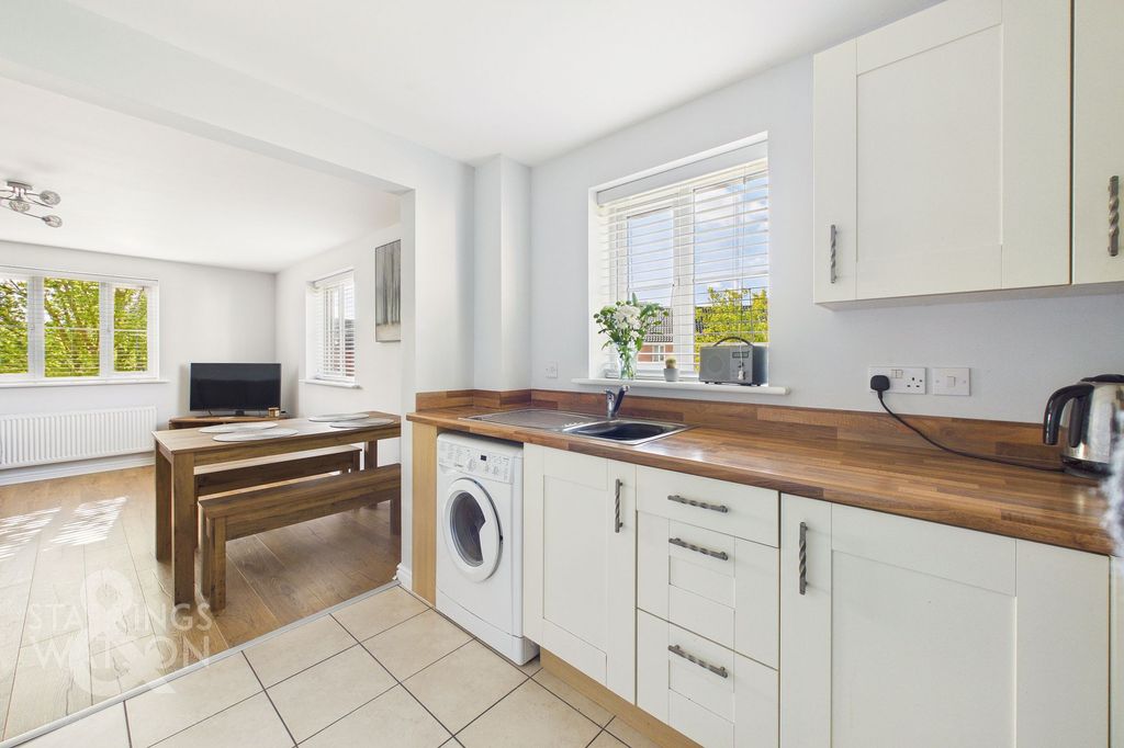 2 bed flat for saleBartrums Mews, Diss IP22 photo 2