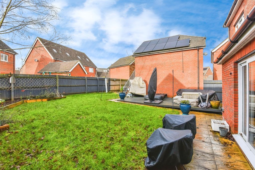 5 bed detached house for saleWood Leaze, Devizes SN10 photo 2