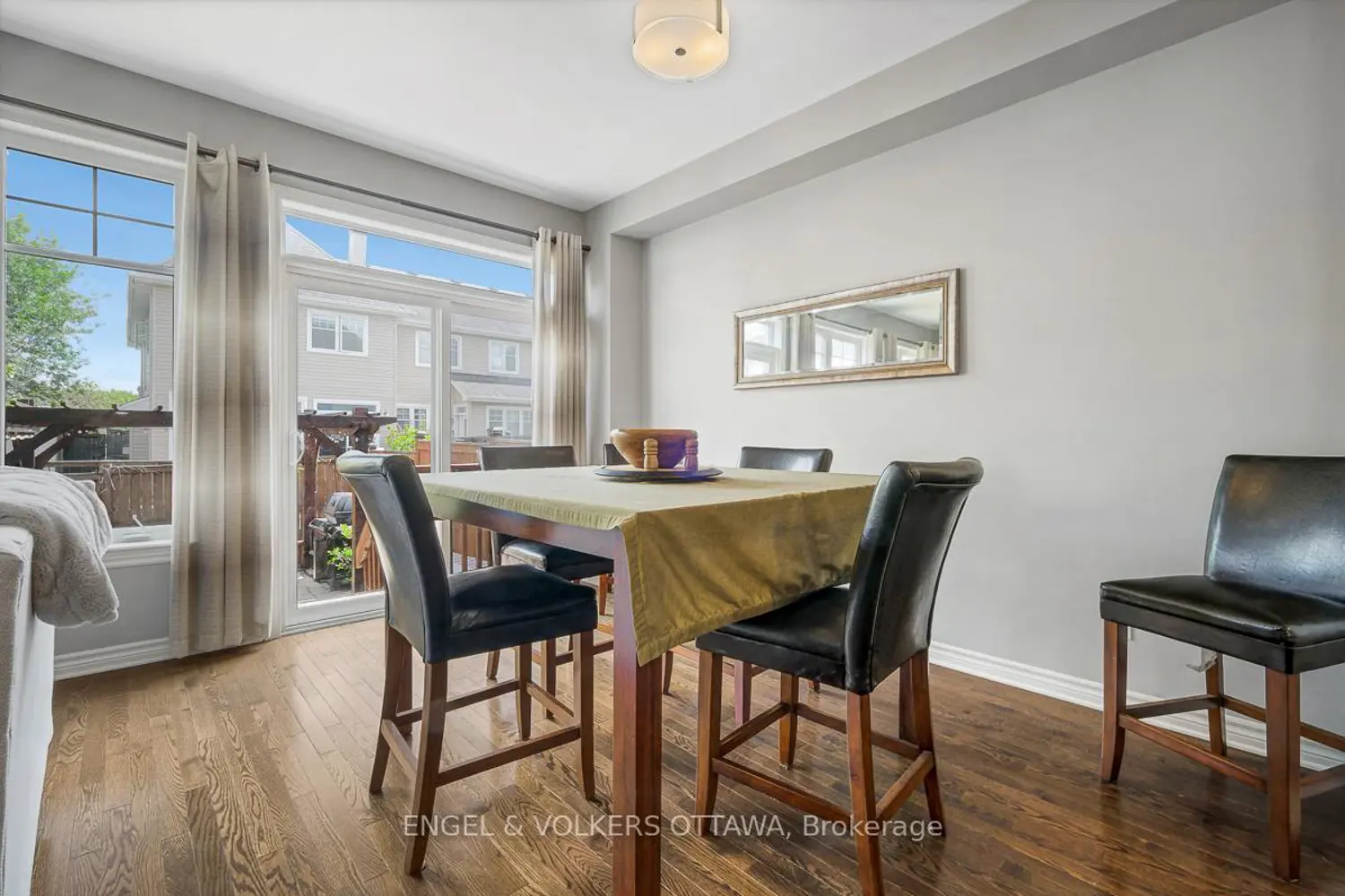 701 Hazelnut Crescent photo 3