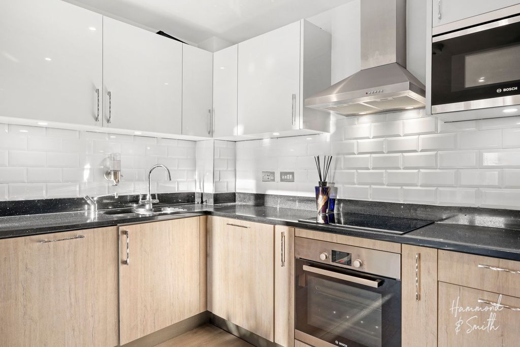 2 bed flat for saleStar Lane, Epping CM16 photo 5