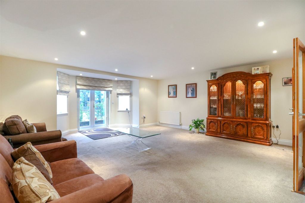 2 bed flat for saleSlades Hill, Enfield, Middlesex EN2 photo 3