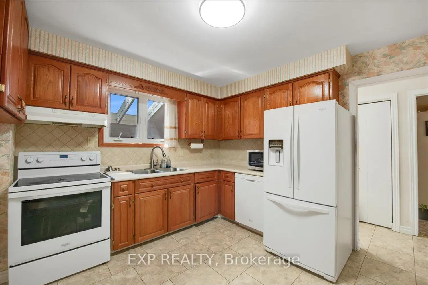 376 Surrey Drive photo 4