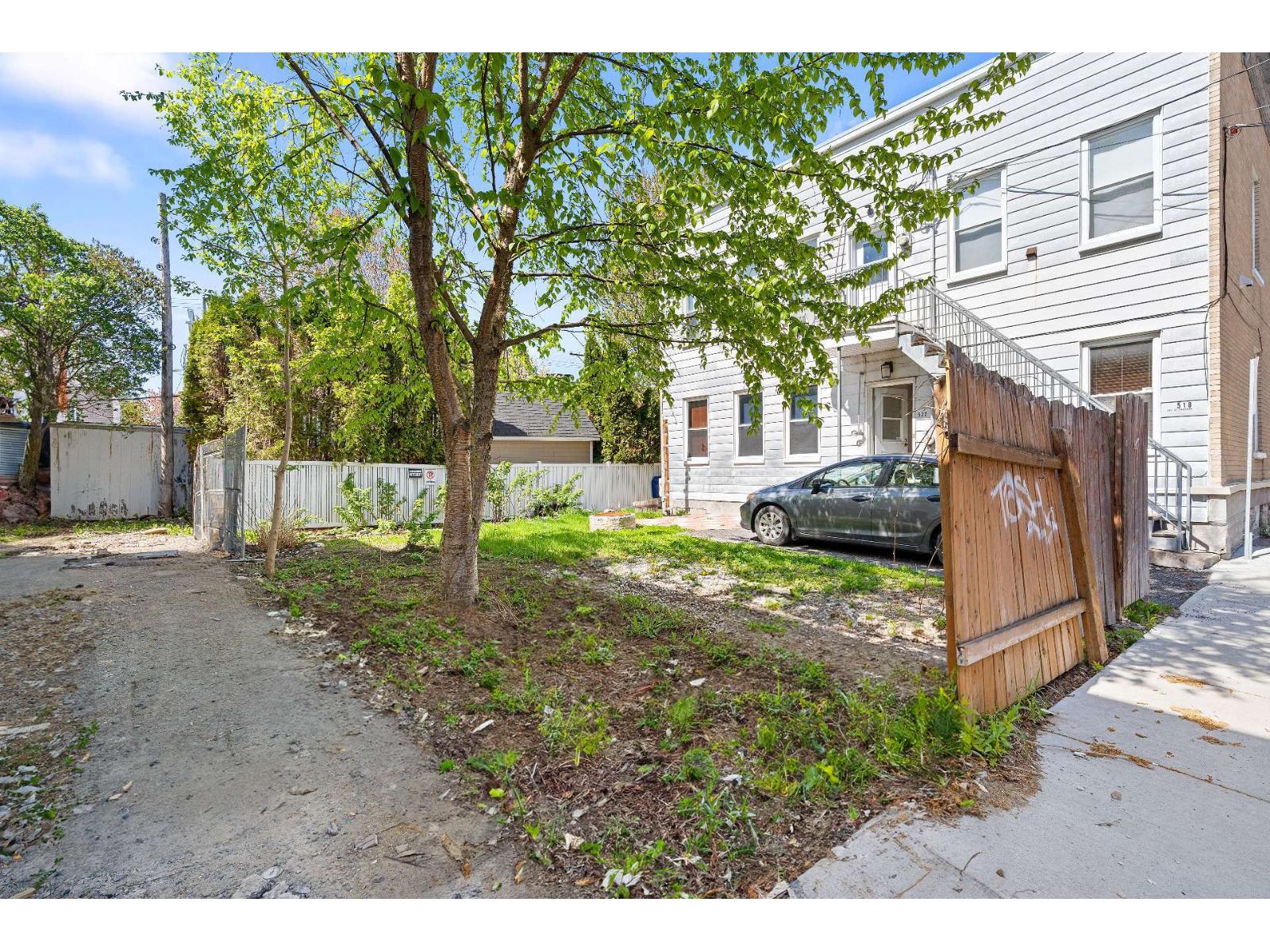 606 Rue Christophe-Colomb O.