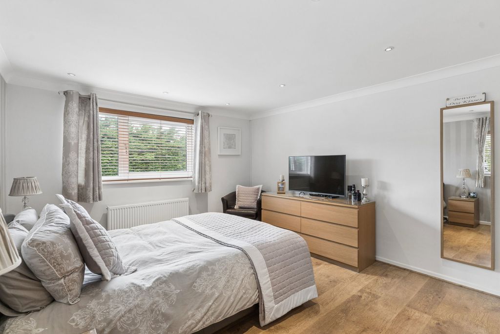 Additional image 7 of 3 bed detached house for saleSeamons Close, Dunstable LU6