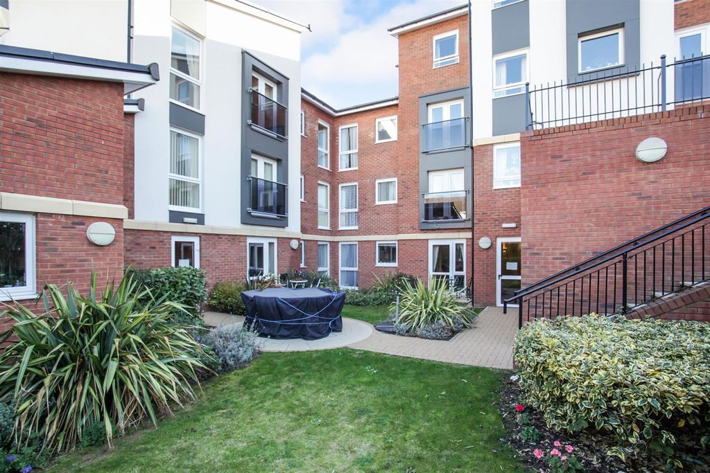 2 bed flat for saleElliott Court, High Street North, Dunstable LU6