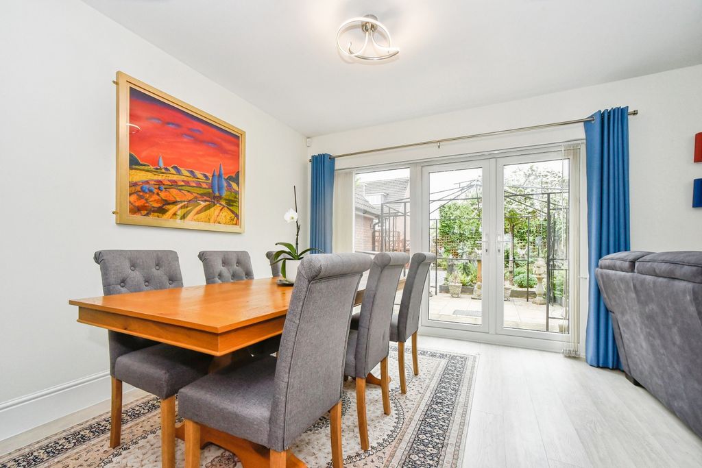 4 bed detached house for saleBluebell Walk, Devizes SN10 photo 4