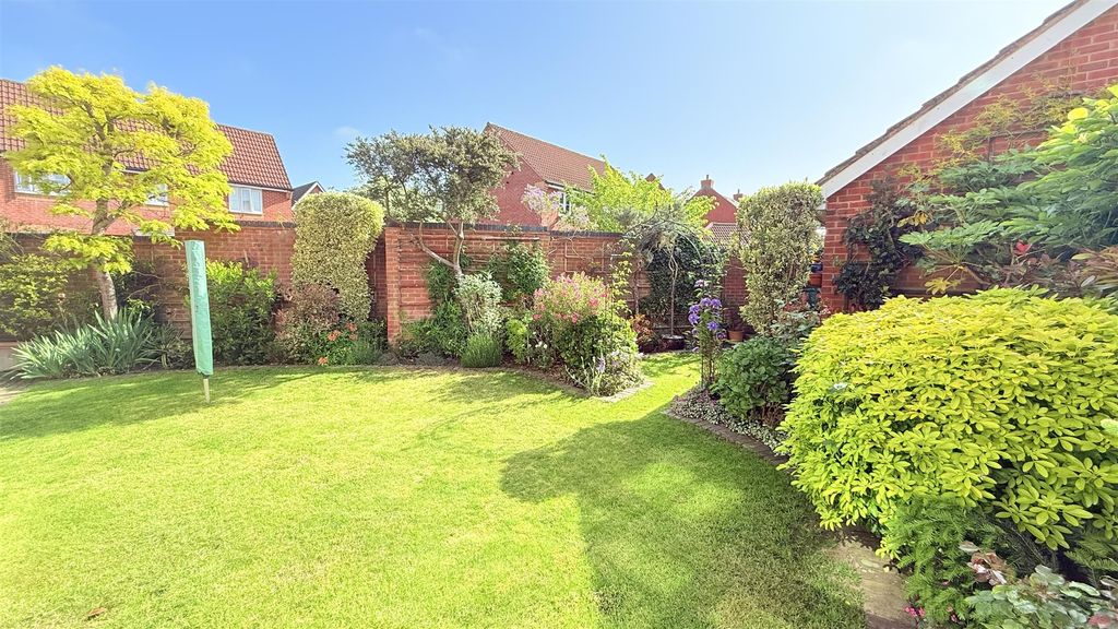 5 bed detached house for saleFruitfields, Devizes SN10 photo 5