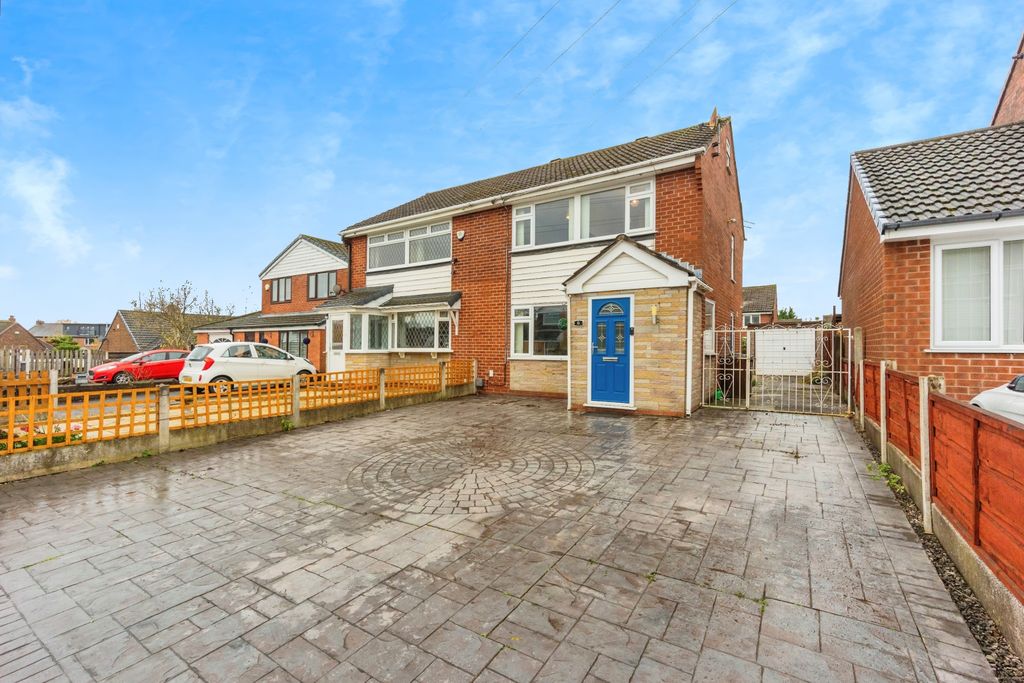 3 bed semi-detached house for saleSt. Johns Close, Dukinfield SK16