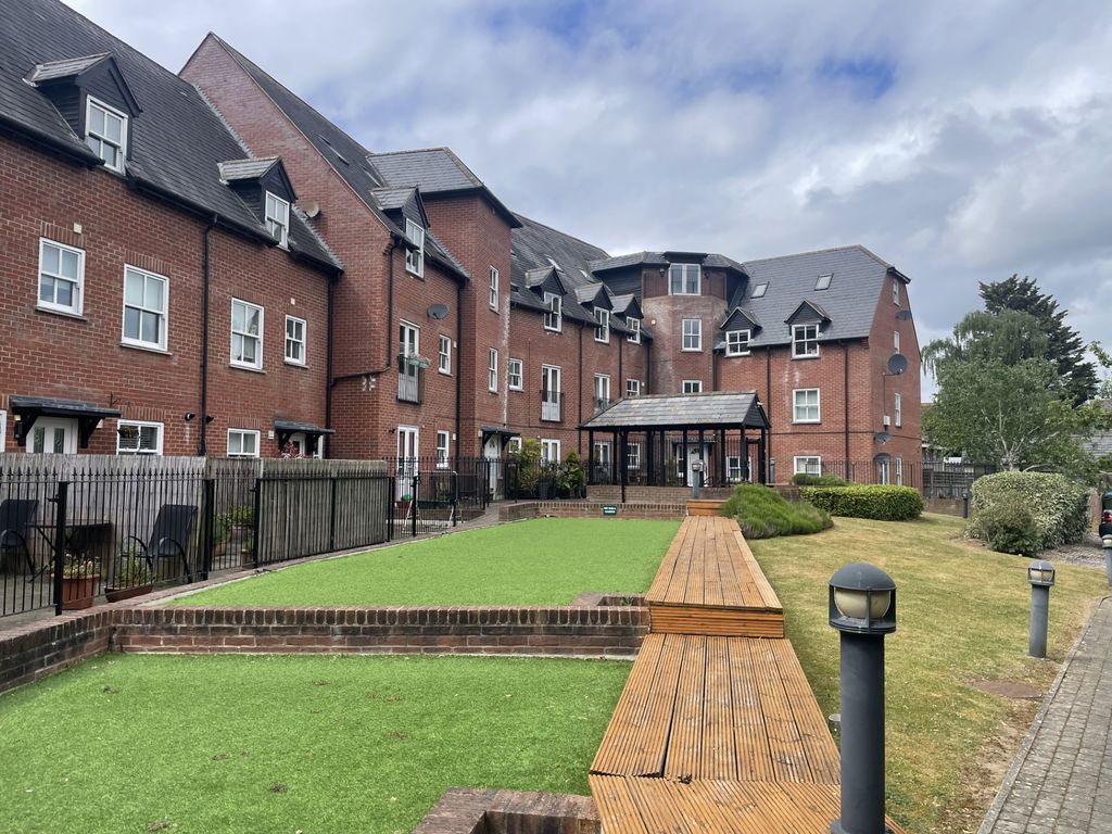 2 bed flat for saleHaslers Lane, Dunmow CM6