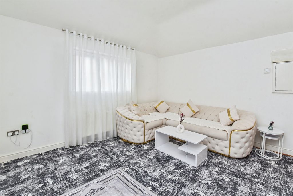 2 bed flat for saleThe Nursery, Devizes SN10 photo 4