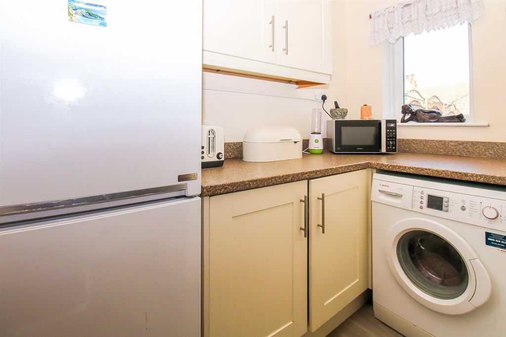 4 bed detached house for sale2, Bullfields Close, Thornhill, Dewsbury, Kirklees WF12 photo 4
