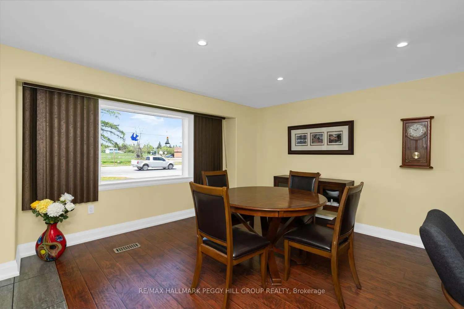 8001 Yonge Street photo 4