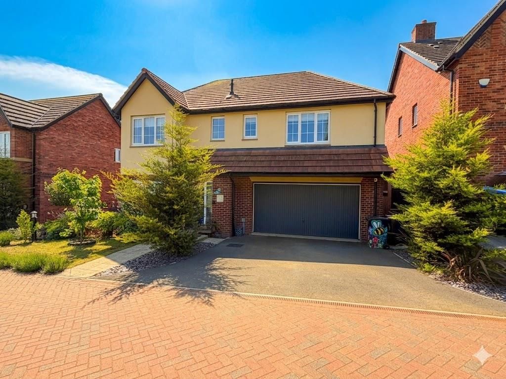 5 bed property for saleButtercup Drive, Daventry NN11