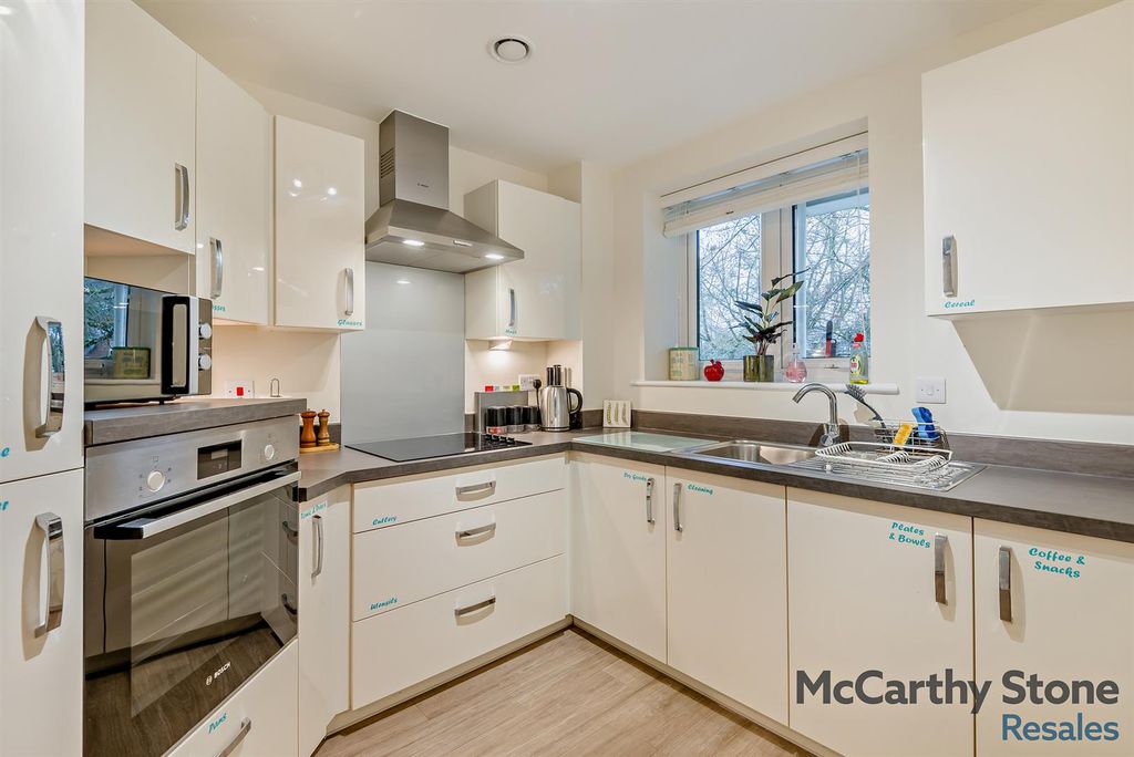 1 bed flat for saleShackleton Place, Bath Road, Devizes, Wiltshire SN10 photo 4