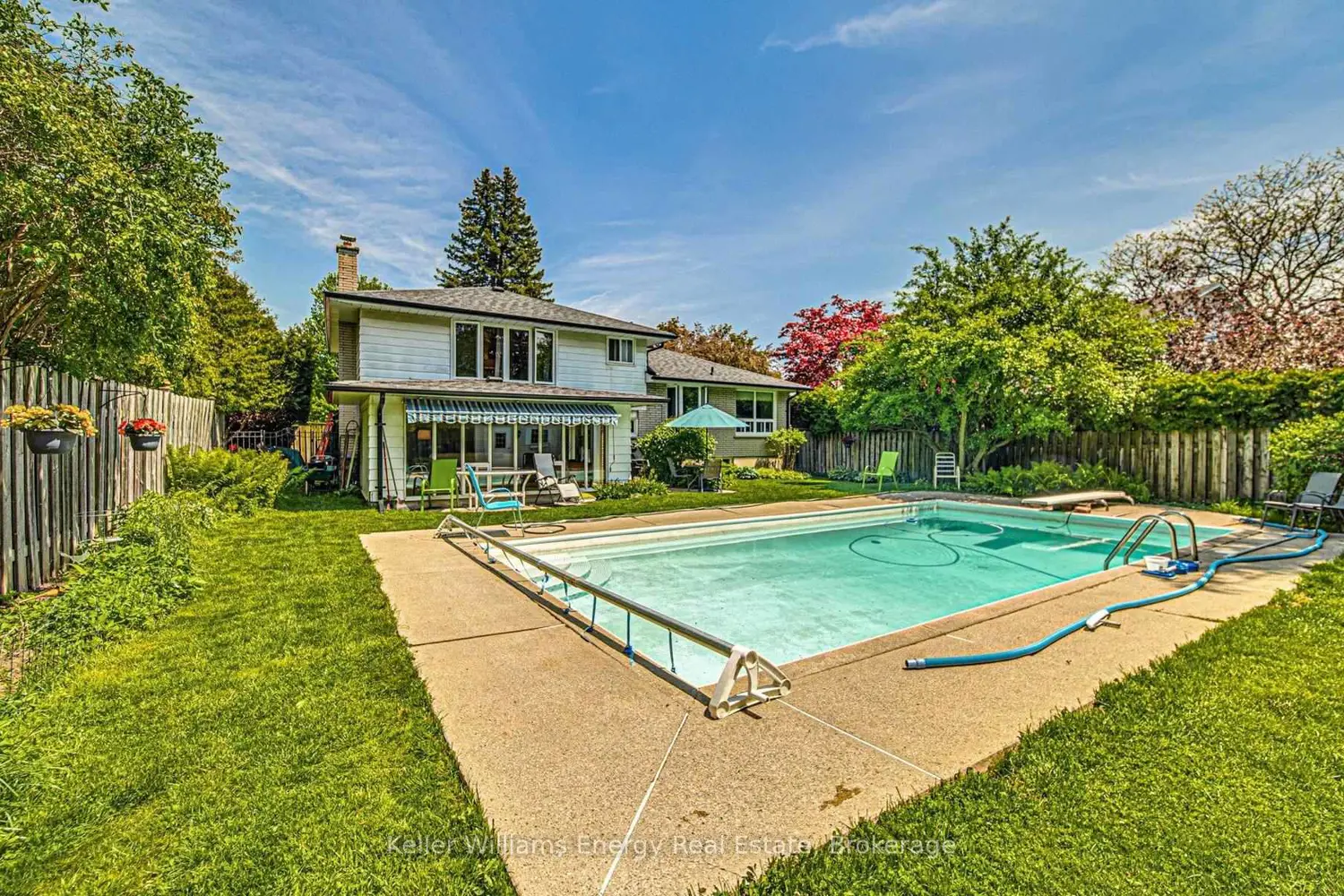 988 Oshawa Boulevard photo 3