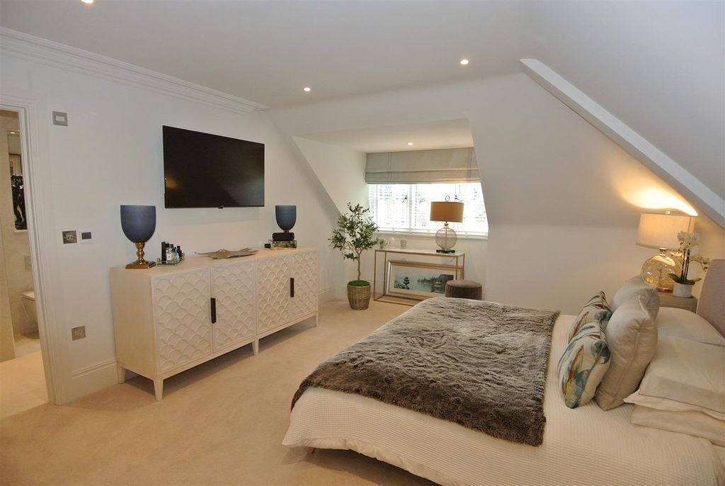 Additional image 17 of 4 bed property for saleNorthcroft Road, Englefield Green, Egham TW20