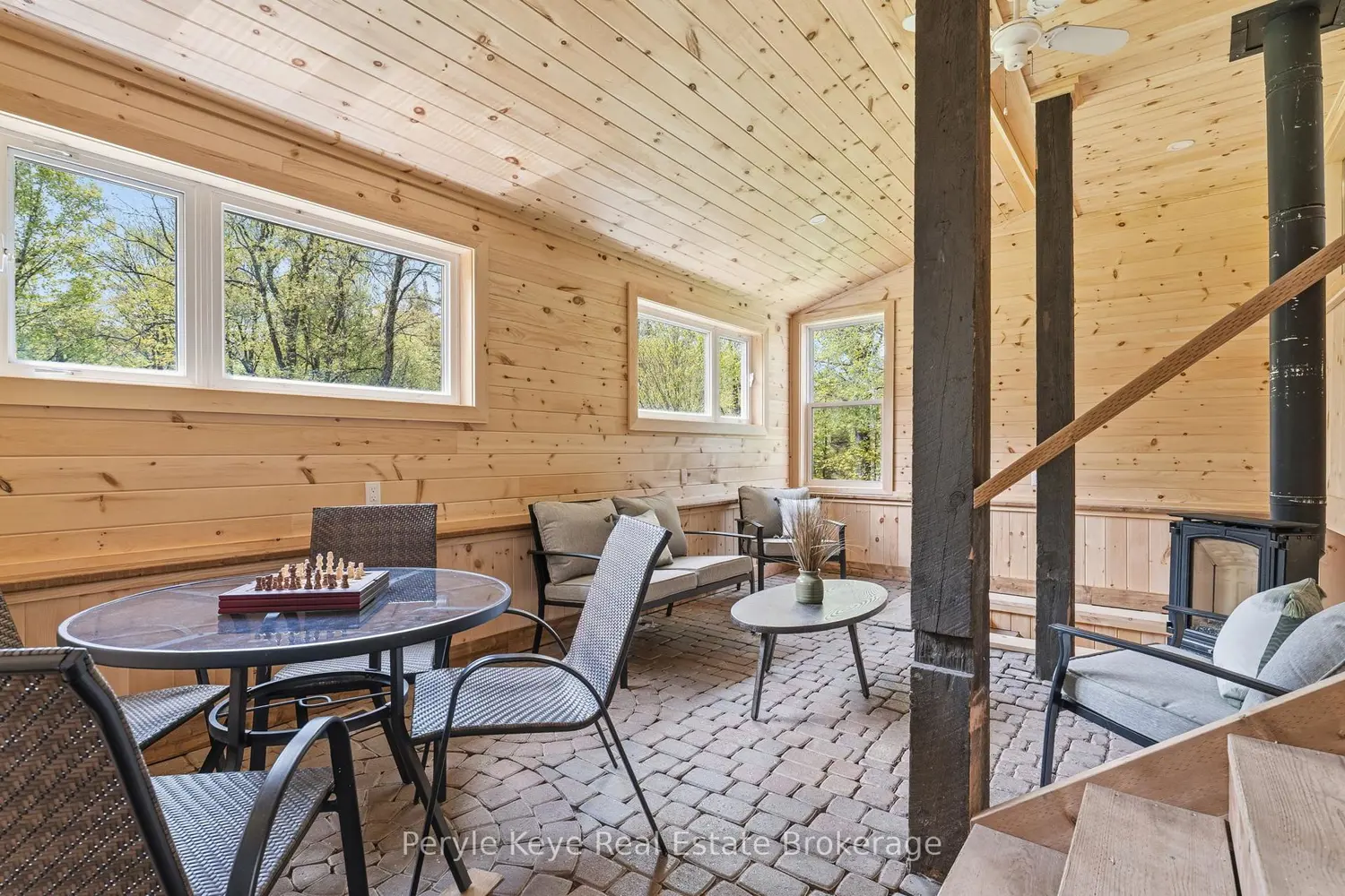 1424 Hekkla Road photo 2