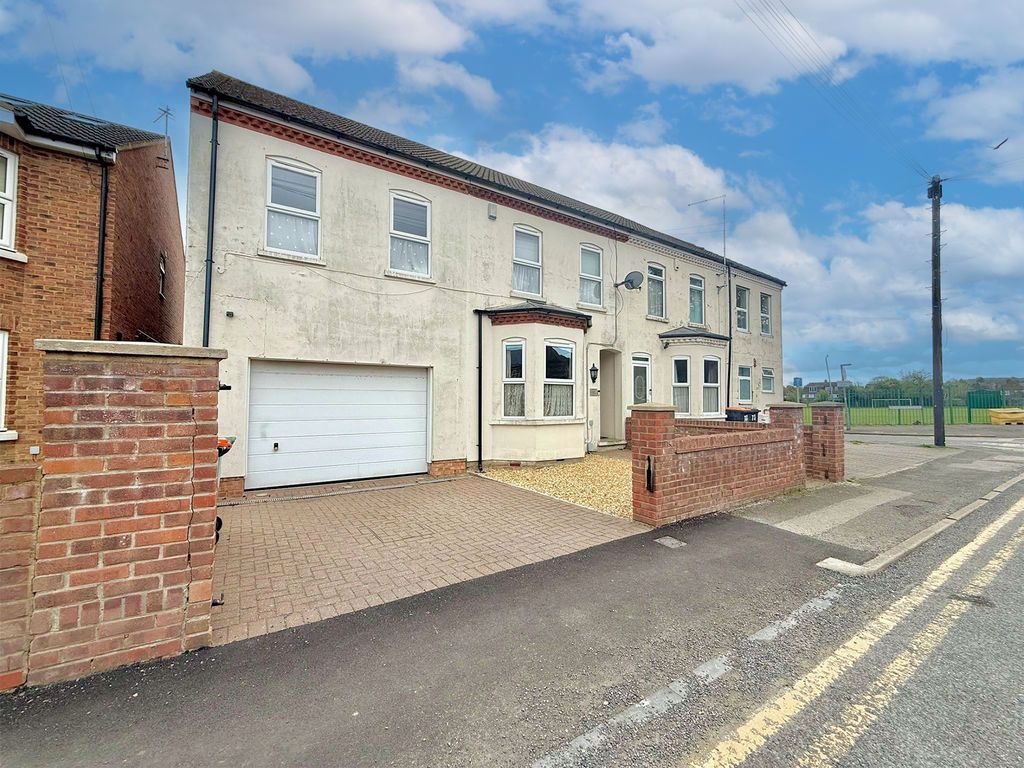 4 bed semi-detached house for saleKirby Road, Dunstable LU6
