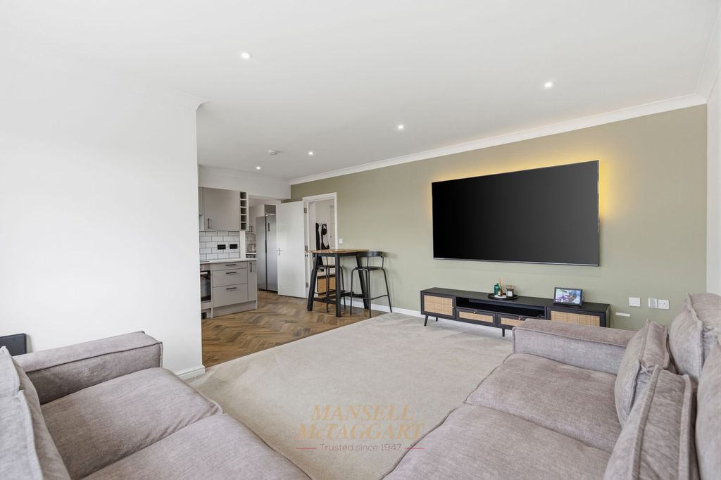 3 bed flat for saleTower Close, East Grinstead RH19 photo 3