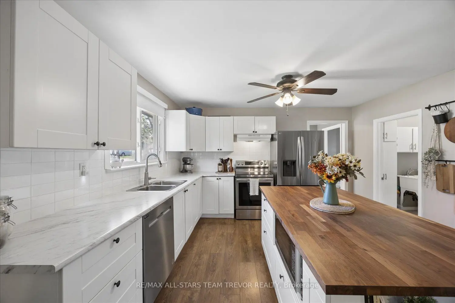 602 Simcoe Street photo 3