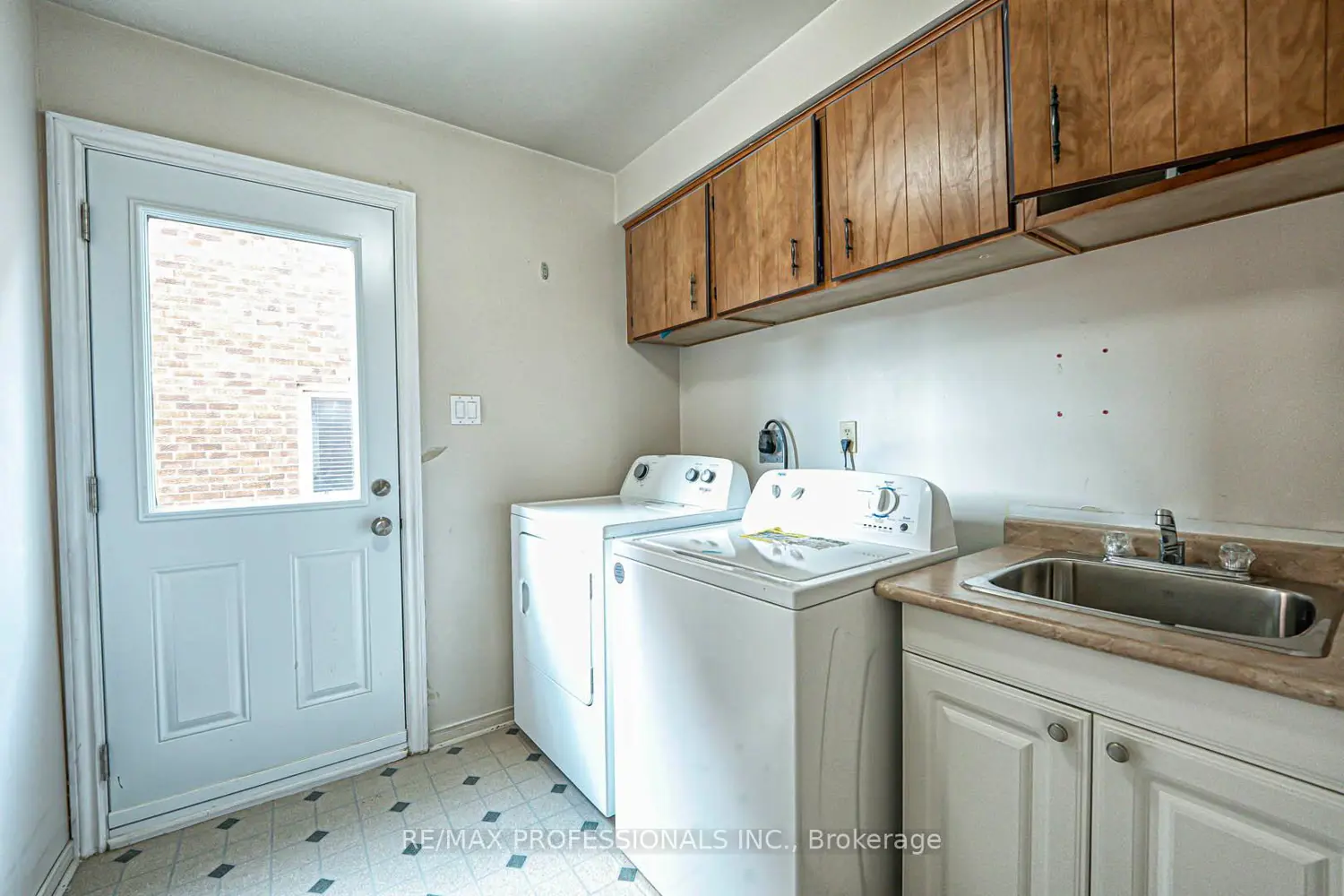 3953 Selkirk Place photo 5