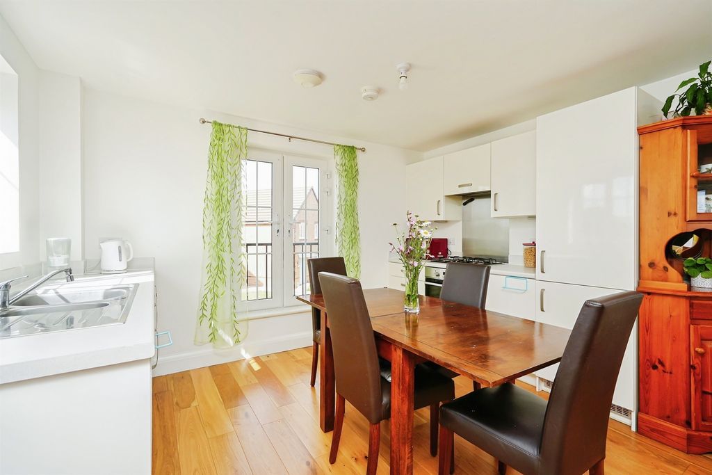 2 bed flat for saleFalcon Drive, Didcot OX11 photo 4