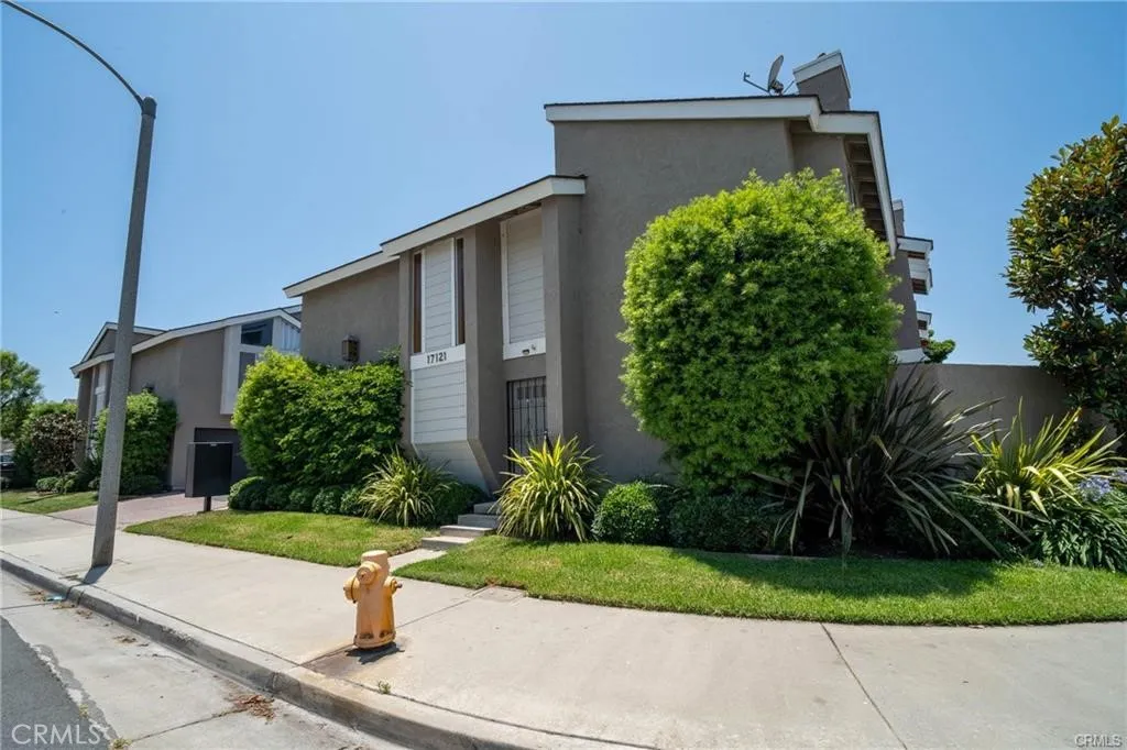 17121 Green Ln Unit D, Huntington Beach, CA 92649