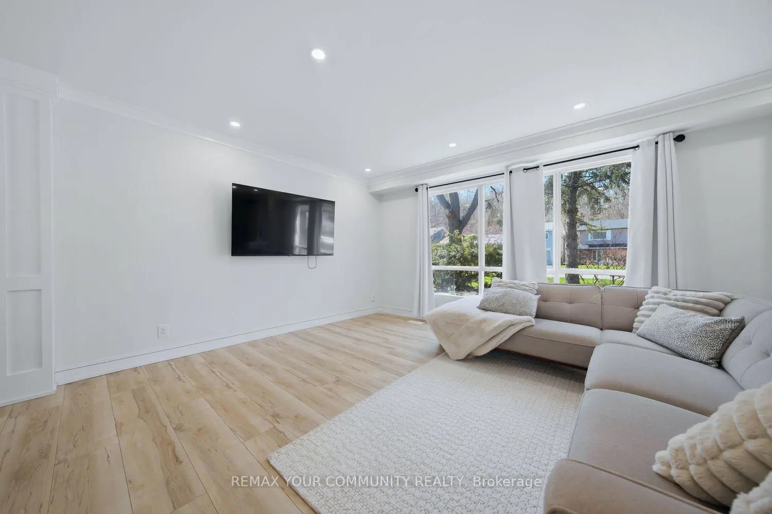 150 Connaught Crescent photo 3