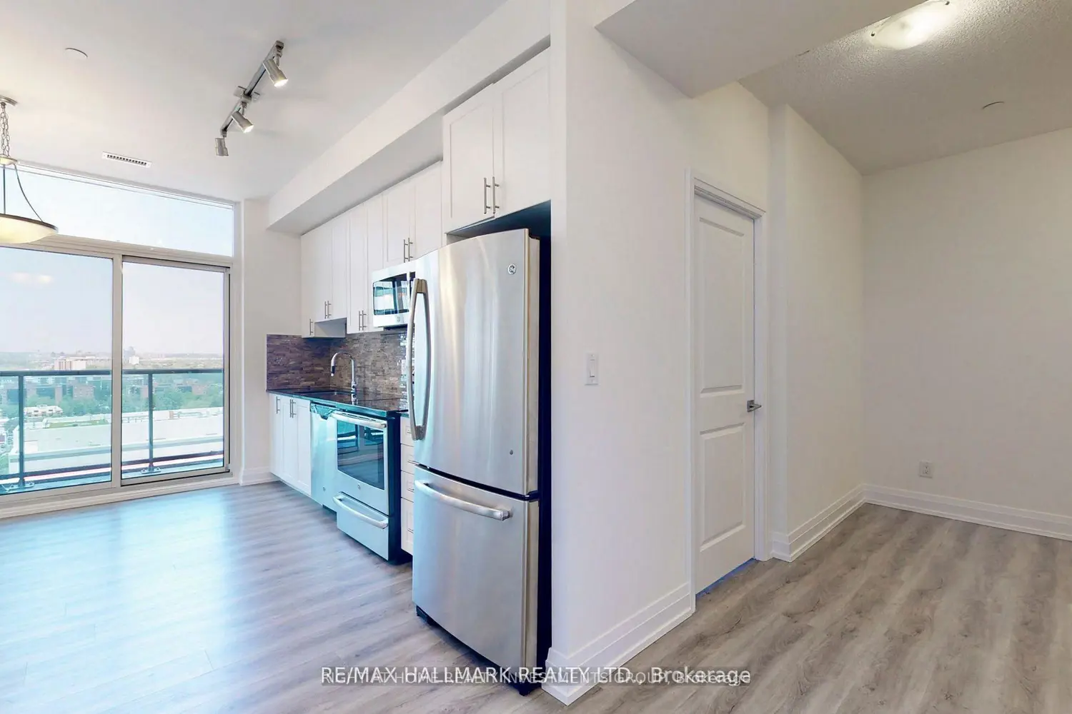 Additional image 9 of 7165 Yonge Street 833