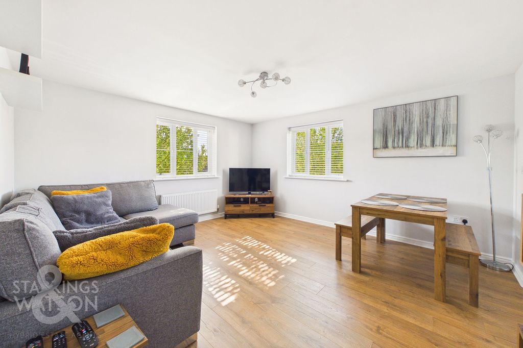 2 bed flat for saleBartrums Mews, Diss IP22 photo 4