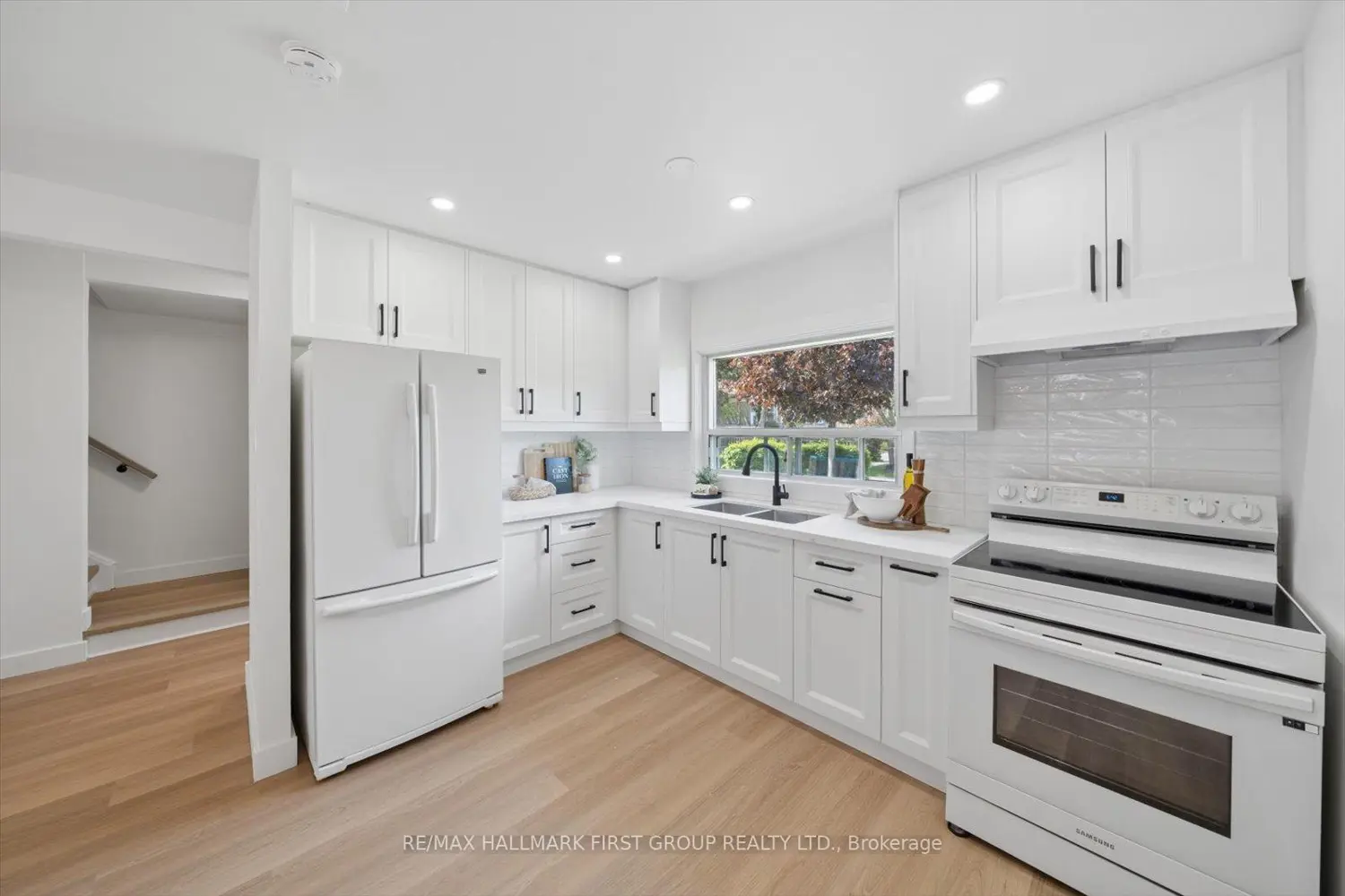 Additional image 4 of 30 Venetian Crescent 128