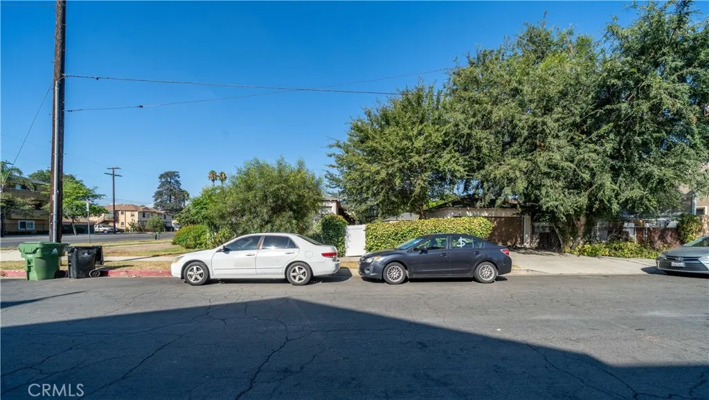 14005 Victory Boulevard, Van Nuys, CA 91401