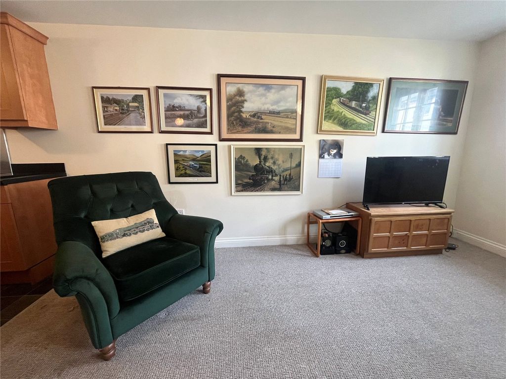 2 bed flat for saleMarket Square, Daventry, Northamptonshire NN11 photo 3