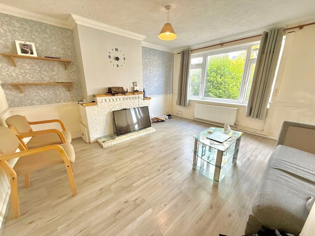 Additional image 2 of 4 bed semi-detached house for saleEvelyn Road, Dunstable LU5