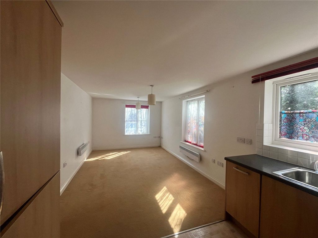2 bed flat for saleDaneholme Close, Daventry, Northamptonshire NN11 photo 3