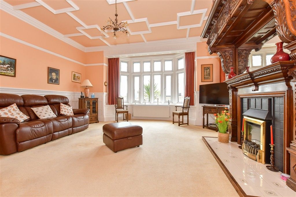 2 bed flat for saleWalmer, Walmer, Kent CT14 photo 4