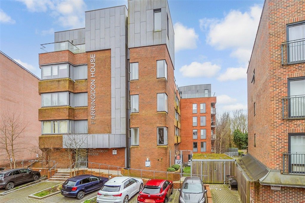 2 bed flat for saleWood Street, East Grinstead, West Sussex RH19