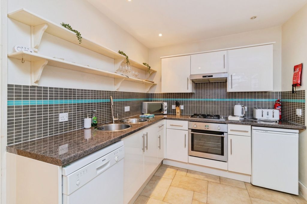 Additional image 5 of 2 bed flat for saleSouth Ford Road, Dartmouth, Devon TQ6
