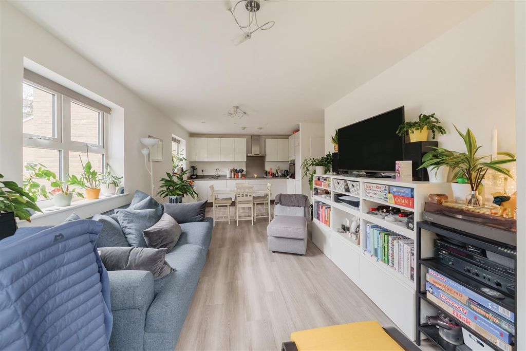Additional image 3 of 2 bed flat for saleQueenswood Crescent, Englefield Green, Egham TW20